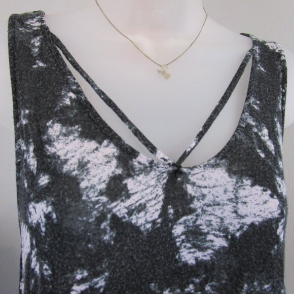 Mudd Black and White Tie Dye Relaxed Fit Tank - Picture 2 of 11